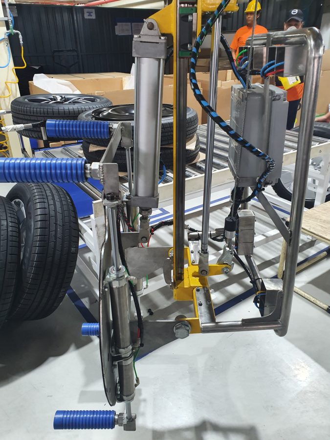 Ovity tyre gripper for wheel and tyre handling